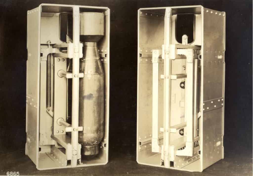 Стандартный кассетный держатель для противосамолетных бомб М5 калибра 2,4 кг